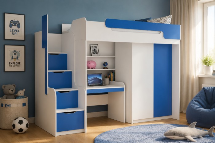 Blau-weißes Hochbett mit Schreibtisch, Kleiderschrank und Treppenregal für das Kinderzimmer.