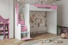 Rosa-weißes Hochbett für Kinder mit Treppenaufgang und praktischem Stauraum im Kinderzimmer.