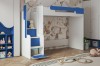 Modernes Kinder-Hochbett in Blau-Weiß mit Stauraumtreppe im gemütlichen Kinderzimmer.