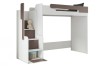 Weiß-graues Hochbett für Kinder mit praktischer Treppe und Stauraum auf weißem Hintergrund.