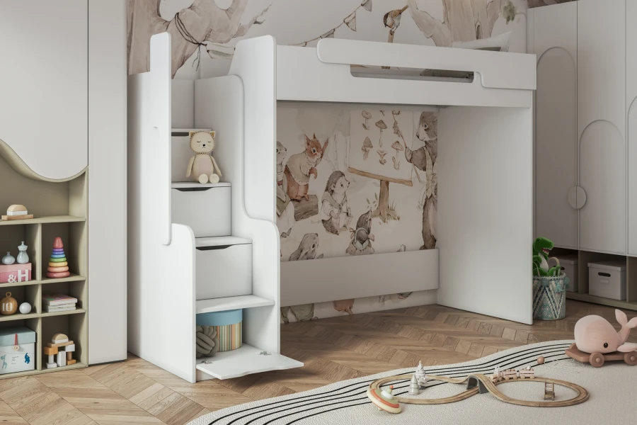 Weißes Hochbett im hellen Kinderzimmer mit Wald-Motivtapete und Treppenstufen mit Stauraum.