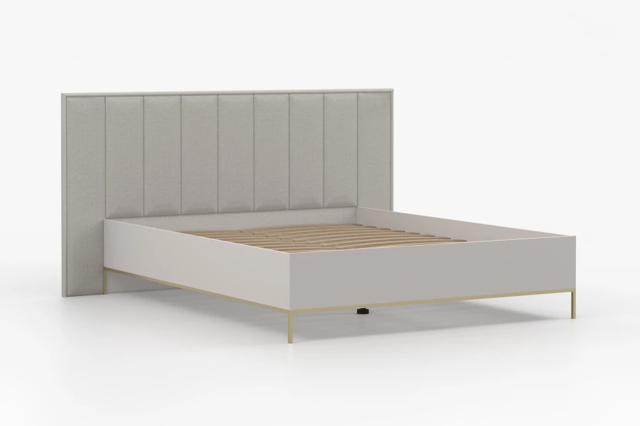 Beiges Polsterbett-Gestell mit Lattenrost und eleganten Goldfüßen auf weißem Hintergrund.