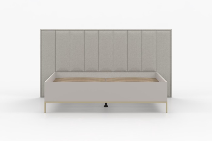 Frontansicht eines beigen Designerbettes mit hohem Kopfteil und minimalistischem Goldrahmen.