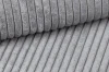 Detailansicht der grauen Cord-Stoffstruktur des Boxspringbett-Bezugs.