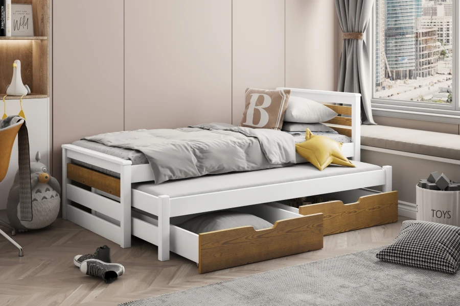 Weißes Holzbett mit Ausziehfunktion und braunen Schubladen im Kinderzimmer.