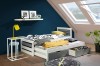 Jugendbett in Weiß und Graphit mit Ausziehbett in einem modernen Dachzimmer.