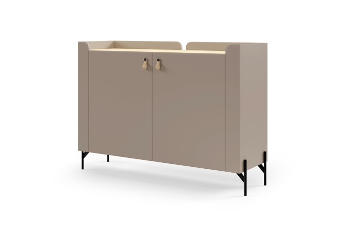 Modernes 2-türiges Sideboard SOVI in Macadamia mit schwarzen Füßen und Ledergriffen.