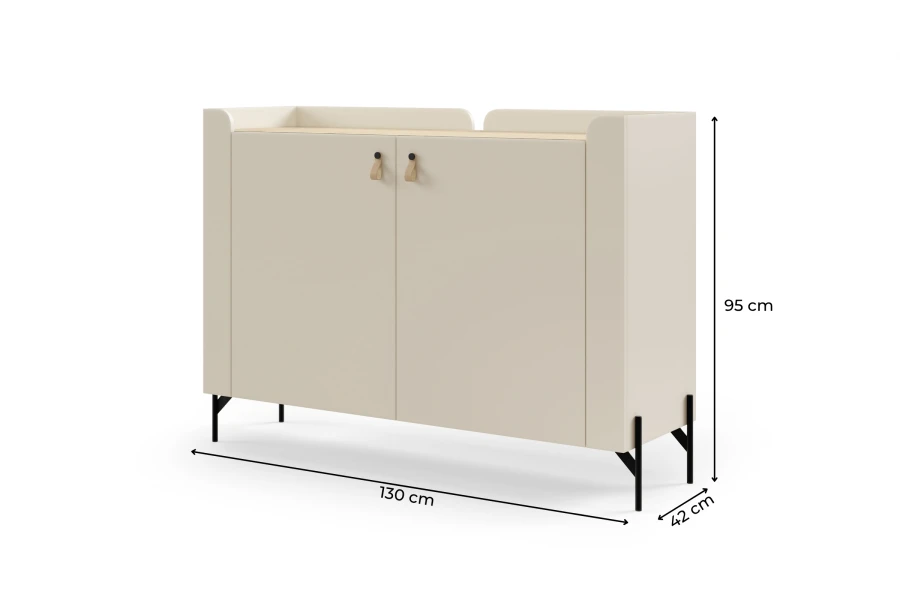 Helles SOVI Sideboard mit Maßen 130x95x42 cm und markanten schwarzen Metallfüßen.