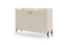 Beiges Sideboard mit modernen Ledergriffen und schlanken schwarzen Metallbeinen.