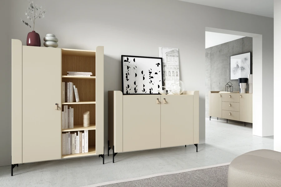 Modernes Sideboard und hohes Bücherregal in Beige und Eiche für Flur oder Wohnzimmer.