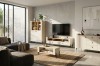 Moderne Wohnzimmereinrichtung mit beigen Möbeln, grauem Ecksofa und stilvollem TV-Board.