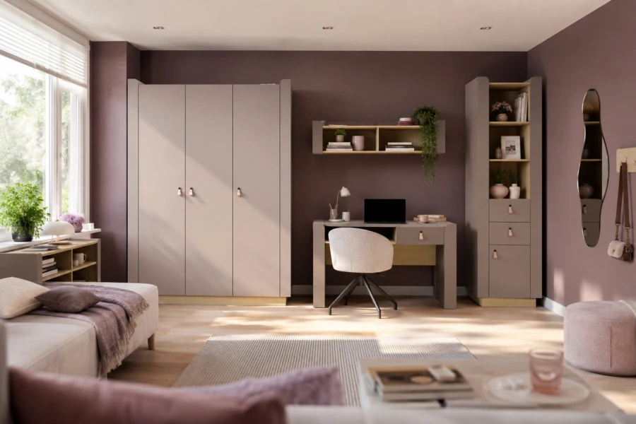 Modernes Jugendzimmer mit beigen Möbeln, Schreibtisch und großem Kleiderschrank vor einer lila Wand.