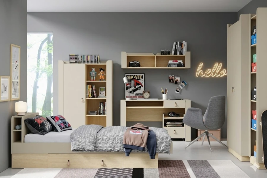 Helles Kinderzimmer-Möbelset mit Kleiderschrank, Regal und Schreibtisch im Skater-Stil.