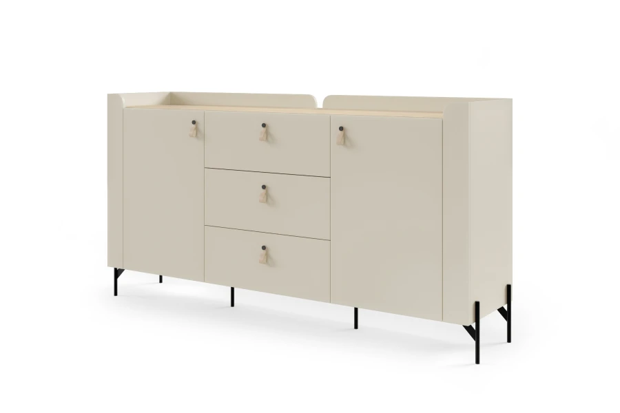 Modernes Sideboard in Beige mit Ledergriff-Schlaufen und schwarzen Metallfüßen, freigestellt.