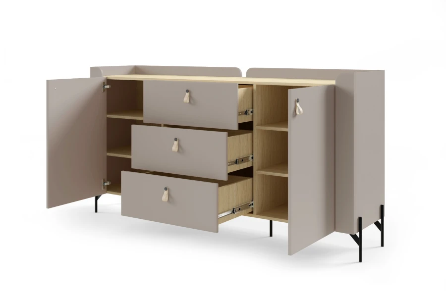 Geöffnetes beige Sideboard mit viel Stauraum und Innendekor in Eiche.