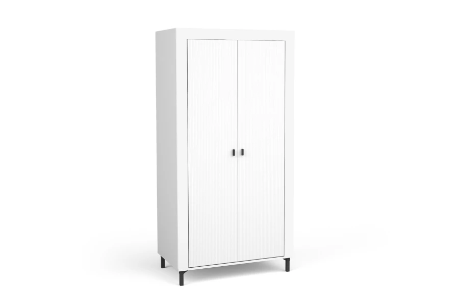 Moderner weißer Kleiderschrank mit vertikal geriffelten Türen und schwarzen Füßen.