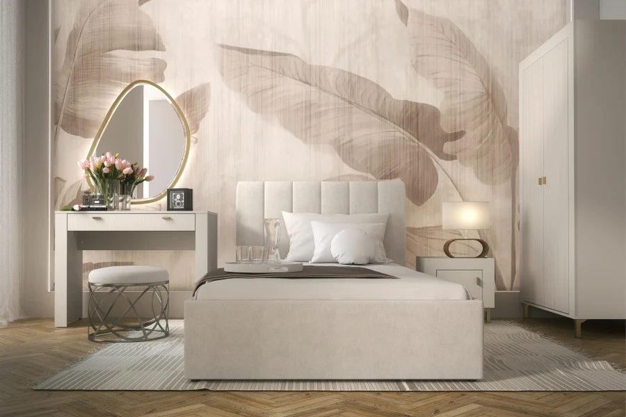 Schlafzimmermöbel-Set mit Polsterbett, Schminktisch und Kleiderschrank vor Palmenblatt-Wandbild.