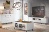 Modernes Wohnzimmer mit weißen Möbeln, gerillten Fronten, TV-Lowboard, Vitrine und Sideboard.