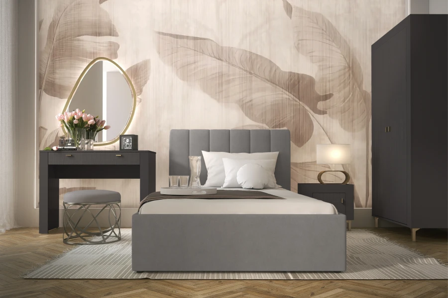 Modernes Schlafzimmer in Anthrazit mit Polsterbett, Schminktisch und stilvoller Palmentapete.