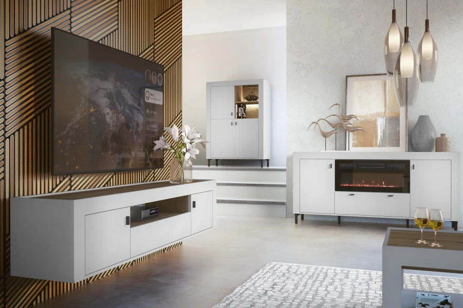 Wohnzimmer-Einrichtung mit weißem Lowboard vor Holzwand und Sideboard inklusive integriertem Elektrokamin.