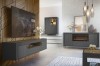 Anthrazitfarbenes TV-Lowboard und Sideboard mit Kamin vor dekorativer Holzwand.