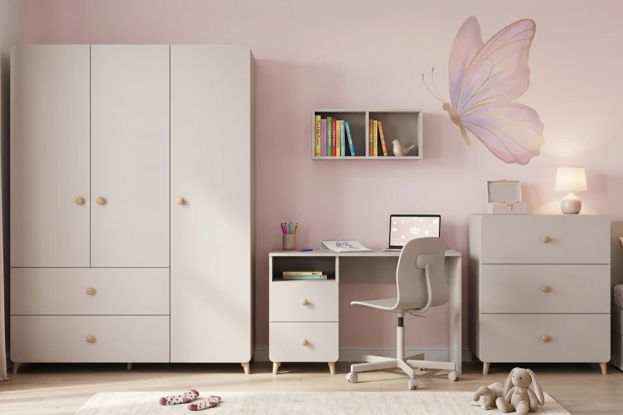 Stilvolles Jugendzimmer Marco mit beigen Möbeln, Schreibtisch und Schmetterlings-Deko.