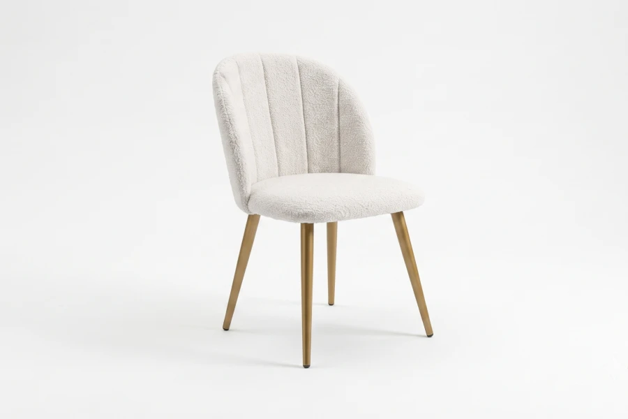 Moderner Design-Stuhl mit weißem Teddy-Stoff und schmalen goldenen Metallbeinen.