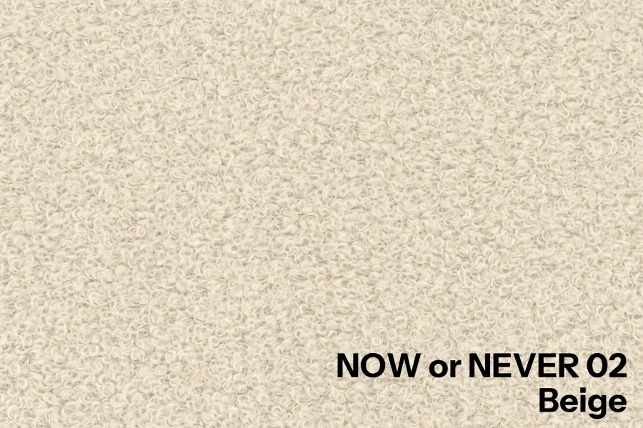 Nahaufnahme der Textur des beigen Teddy-Stoffes „Now or Never 02“ für Möbel.