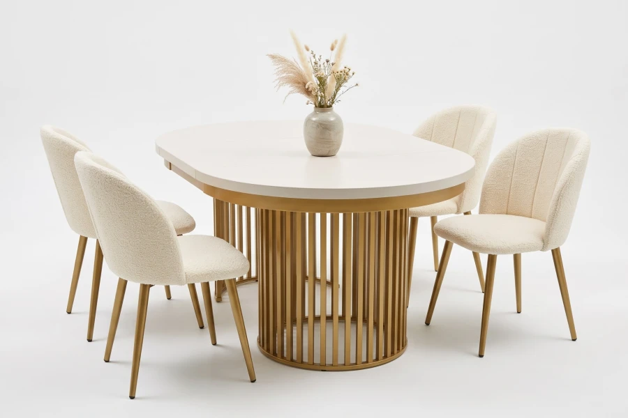 Ausziehbarer ovaler Esstisch beige mit Gold-Fuß und 6 Bouclé-Stühlen.