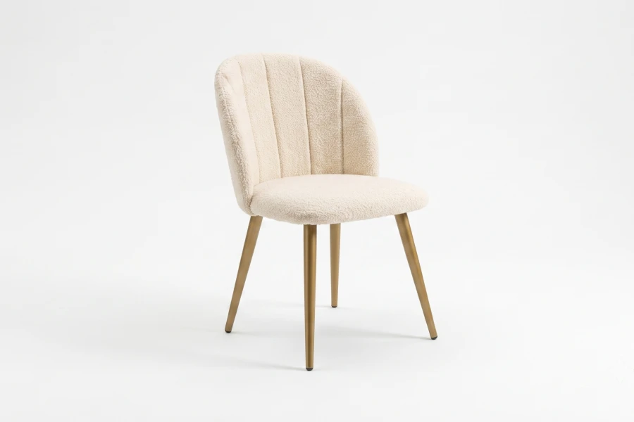 Moderner Bouclé-Esszimmerstuhl in Beige mit schmalen Goldbeinen.