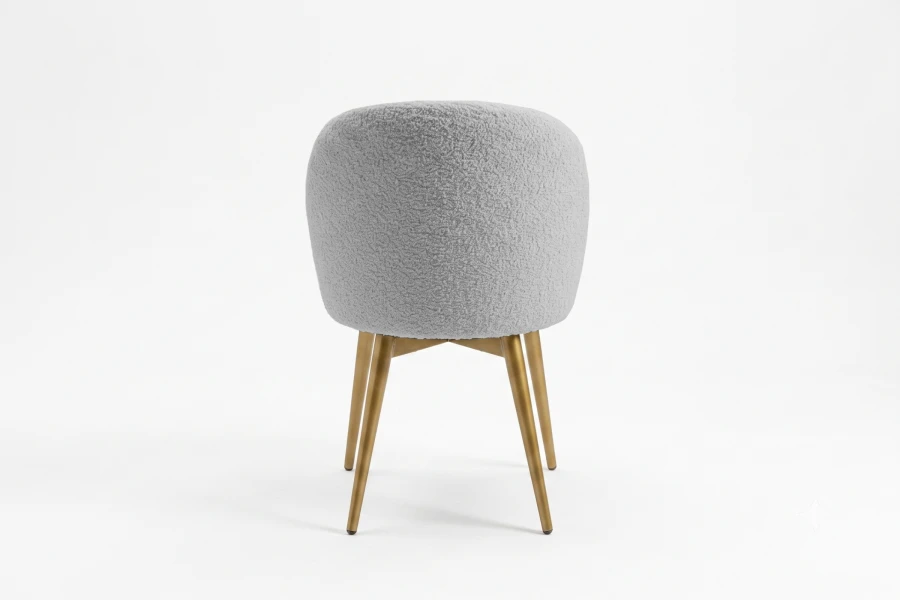 Rückansicht eines grauen Bouclé-Stuhls mit goldenen Beinen.