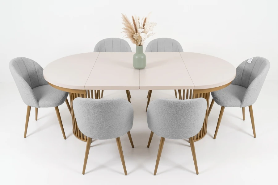 Großer ovaler Esstisch in Beige mit sechs grauen Bouclé-Polsterstühlen.