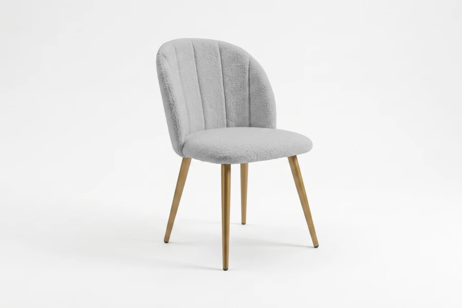 Seitenansicht eines eleganten grauen Bouclé-Stuhls mit Goldbeinen.