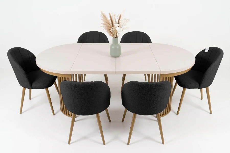 Großes Esszimmer-Set mit ovalem Ausziehtisch und sechs grauen Bouclé-Stühlen.