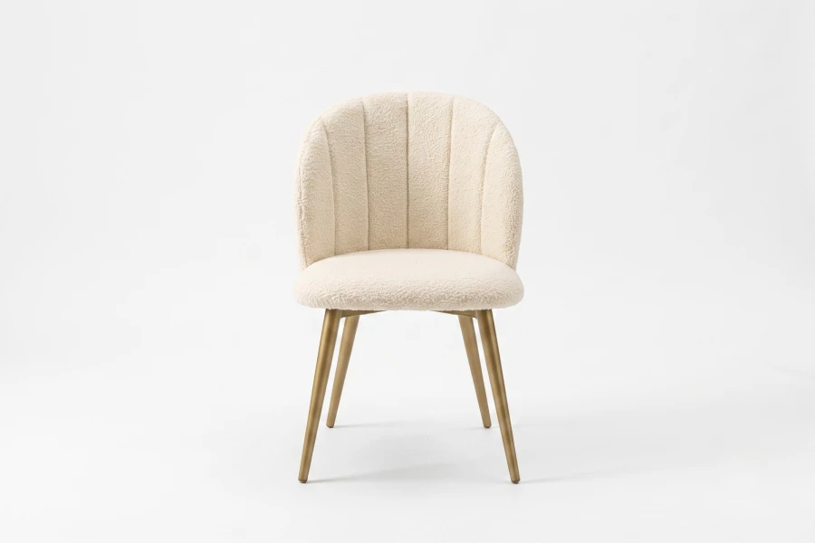 Cremefarbener Bouclé-Stuhl mit goldenen Beinen für ein modernes Ambiente.
