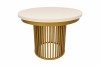 Runder Design-Esstisch in Beige mit goldenem, geriffeltem Säulengestell.