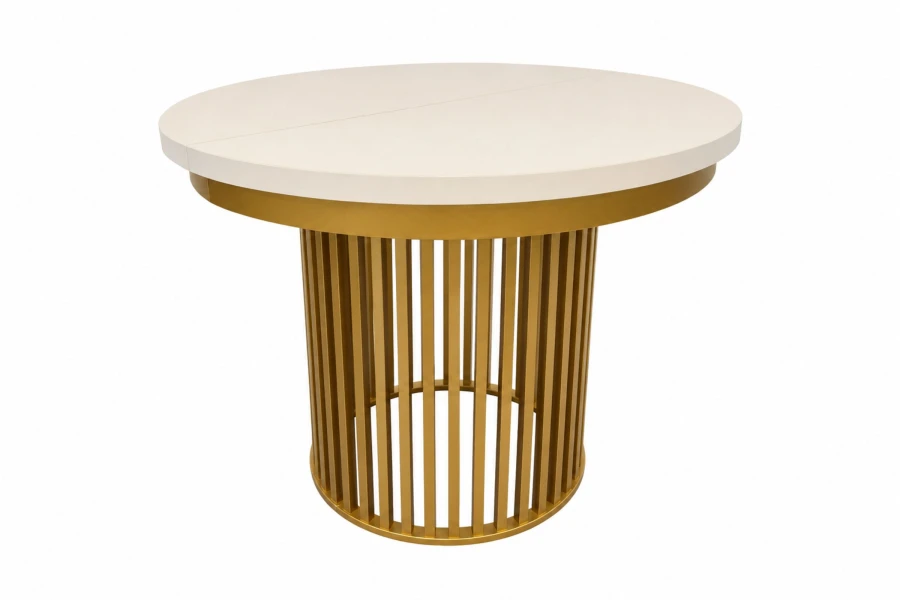 Runder Design-Esstisch in Beige mit goldenem, geriffeltem Säulengestell.