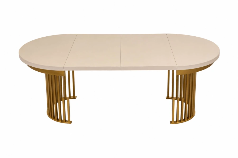 Ausgezogener ovaler Esstisch in Beige mit elegantem goldenem Unterbau.