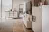 Detailaufnahme von beigen Designmöbeln in einem hellen Wohnzimmer.