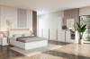 Modernes Schlafzimmer-Set Savi in Weiß mit Bett, großem Kleiderschrank und Kommode.