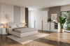 Modernes Schlafzimmer-Set in Weiß und Eiche mit Kleiderschrank, Kommode und Bett.