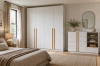 Skandinavisches Schlafzimmerdesign mit 4-türigem Schrank und Kommode.