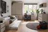 Modernes Jugendzimmer für Jungen mit beigen Möbeln, Schreibtisch und gemütlichem Ausziehbett.