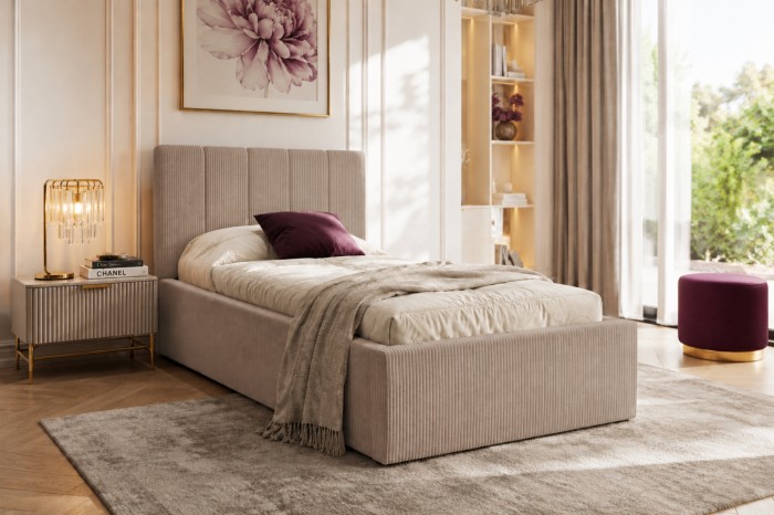 Gemütlich eingerichtetes Schlafzimmer mit beigem Cord-Polsterbett.