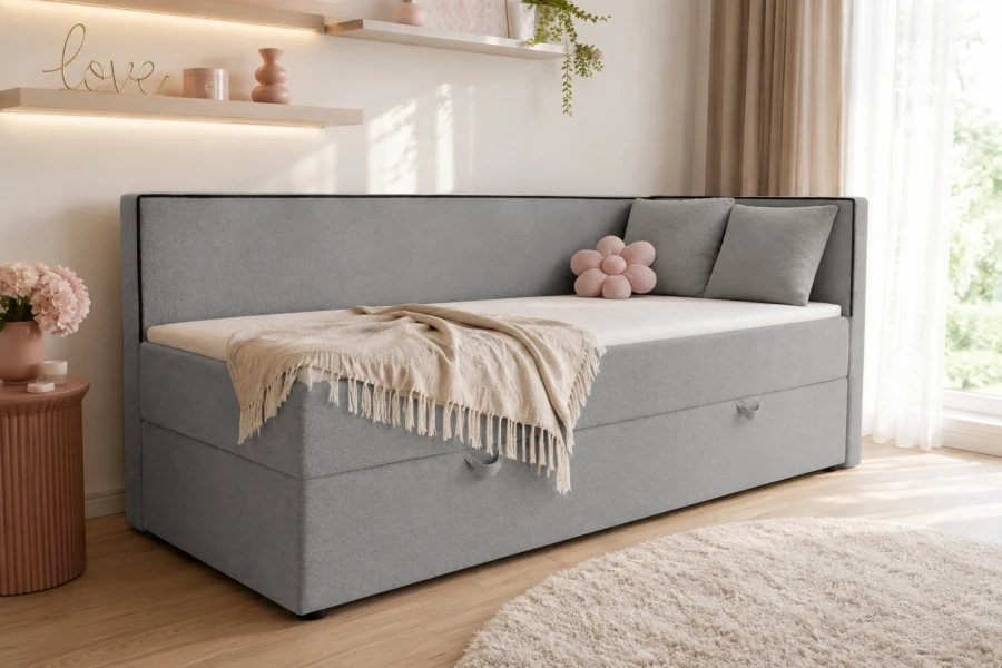Gemütliches graues Gina Kindersofa in hellem Mädchenzimmer-Ambiente.