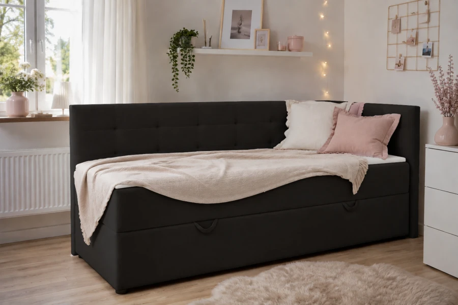 Schwarzes Jugendbett Favio in wohnlichem Ambiente mit sanfter Dekoration und warmem Licht.