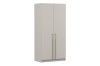 Eleganter 2-türiger Kleiderschrank in Beige mit langen, schmalen goldfarbenen Griffen in moderner Optik.