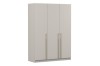 Hoher 3-türiger Kleiderschrank in Beige mit minimalistischen goldenen Stangengriffen.