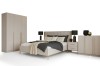 Komplettes Schlafzimmer-Möbelset in Beige und Anthrazit auf weißem Hintergrund.