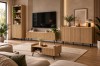 Gemütliches Wohnzimmer mit hellen Eichenmöbeln im Rillen-Design, TV-Wand und Dekoration.